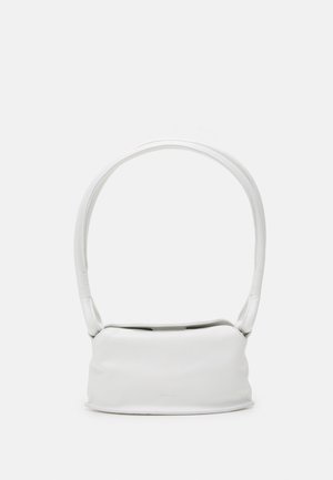 Sac à main en cuir blanc avec une anse douce et rembourrée et un corps rectangulaire sur un fond blanc uni.