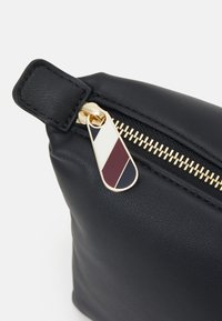 Tommy Hilfiger POPPY REFORM WASHBAG - Trousse - black