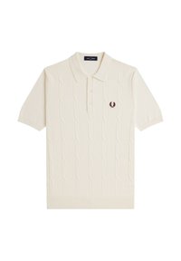 Polo de manga corta crema con frente de punto de cable, tapeta de tres botones y pequeño logo bordado en el lado izquierdo del pecho.