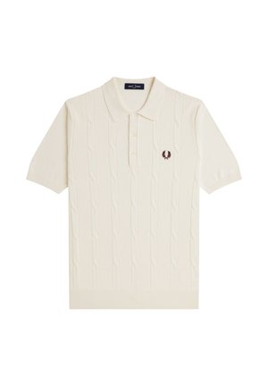 Polo de manga corta crema con frente de punto de cable, tapeta de tres botones y pequeño logo bordado en el lado izquierdo del pecho.