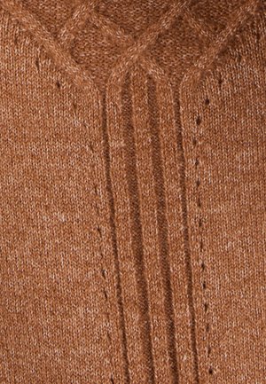 Maglione a maglia in un caldo marrone, con un motivo a cavo testurizzato al collo e costine verticali lungo il davanti, realizzato in filato morbido.