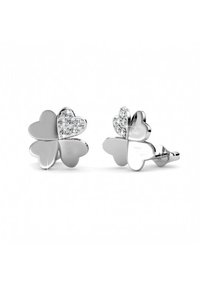 Zilveren hartvormige studs met een combinatie van gepolijste en glinsterende accenten. Gladde textuur met een reflecterende afwerking.