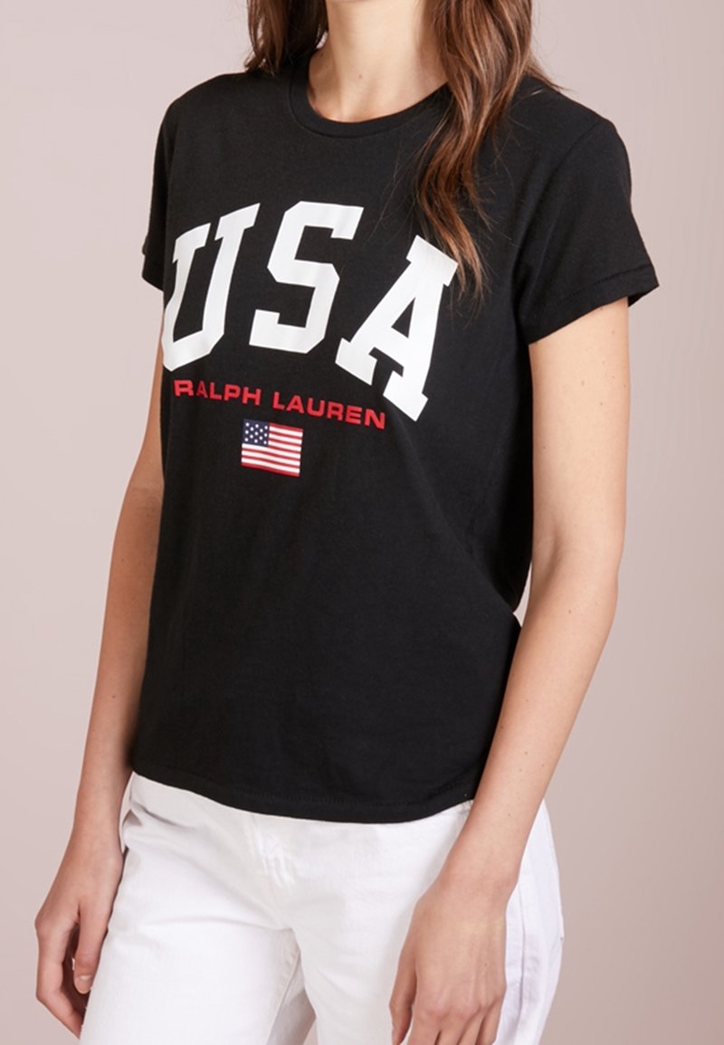 Černé bavlněné tričko s nápisy "USA" a "RALPH LAUREN" tištěnými bílou a červenou barvou, s malou českou vlajkou pod textem.