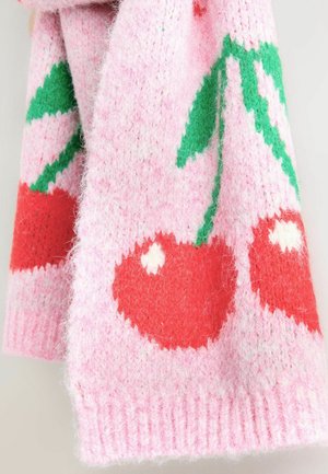 Rosa stickad halsduk med ett körsbärsmönster i rött och grönt, mjuk textur, ribbade kanter och en lurvig yta.