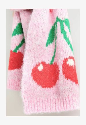 Ružová pletená šál s vzorom čerešní v červenej a zelenej farbe, mäkká textúra, rebrované okraje a chlpatý povrch.
