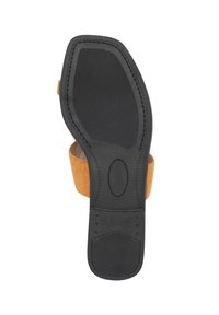 Zwarte rubberen zool met ribbels, tan suède bovenkant, ronde hak en een accentstrap. Glad afwerking met een gestructureerd oppervlak van de zool.