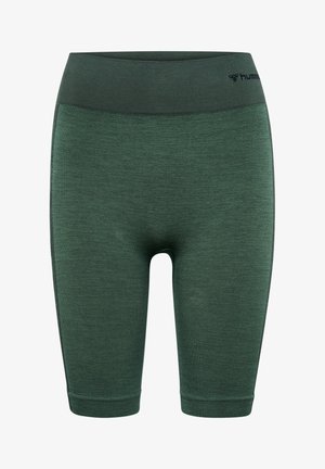 Gröna sportshorts med en texturerad tyg, knälängd, vid midjeband och svarta accentstickningar längs sidorna.