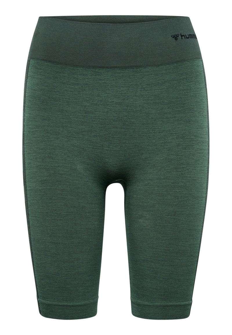 Gröna sportshorts med en texturerad tyg, knälängd, vid midjeband och svarta accentstickningar längs sidorna.