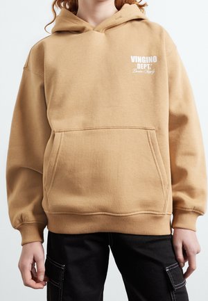 Brun hættetrøje lavet af blødt stof med en lomme foran. Har hvidt brandingtekst på brystet og ribstrikkede ærmeafslutninger og kant.