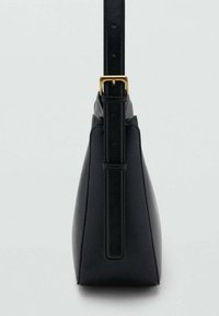 Borsa a mano in pelle nera con finitura testurizzata, forma strutturata, tracolla regolabile con fibbia dorata e design minimalista.