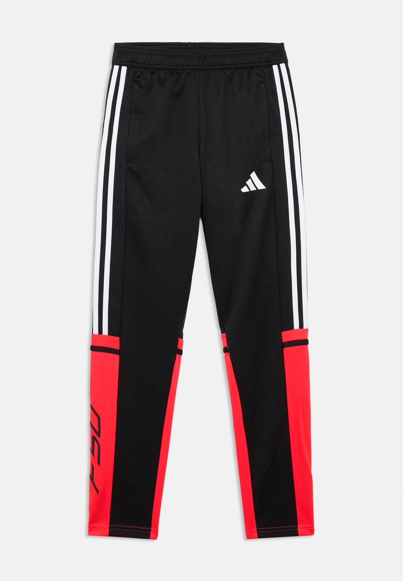 Schwarze Sporthose mit roten und weißen Akzenten, schmal zulaufendem Schnitt, elastischem Bund, drei weißen Streifen und Adidas-Logo.