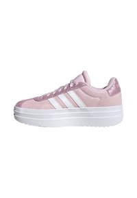 Zapatillas de ante rosa con diseño de tres rayas blancas, acentos texturizados y suela gruesa blanca. Cierre con cordones y cuello acolchado.
