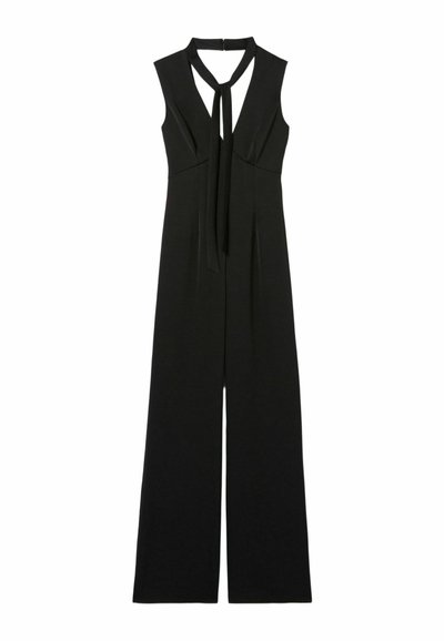 Mono negro sin mangas con un cuello alto, detalle de lazo en el frontal, piernas anchas y pliegues que aportan una caída estructurada.