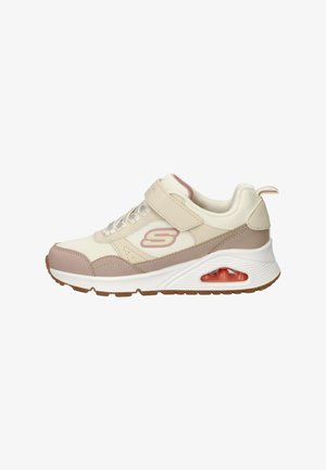 Beige en lichtroze Skechers sneaker met mesh en leren panelen, klittenbandsluiting, gevoerde zool en zichtbare luchtkussen in de buitenste hiel.