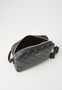 Borsa a tracolla sintetica nera con hardware dorato, motivo in rilievo e apertura con zip; presenta una tracolla corta e un interno morbido.
