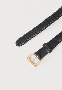 Μαύρη πλεγμένη δερμάτινη ζώνη με χρυσή μεταλλική πόρπη και λείο δερμάτινο άκρο. Διαθέτει διακριτικά γράμματα της μάρκας κοντά στην πόρπη.