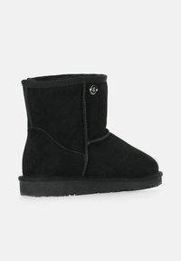 Stivale alla caviglia in suede nero con punta arrotondata, texture morbida e dettagli sulle cuciture laterali. Presenta una suola in gomma nera e un accento con logo.
