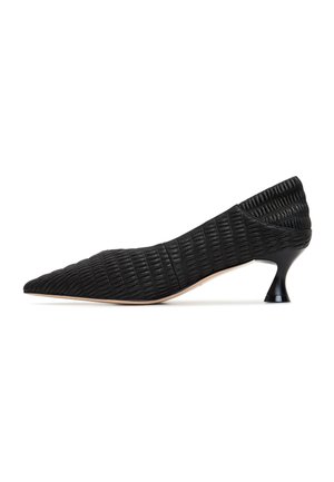 Scarpa nera con tacco alto e punta affusolata, con una texture rigata e un piccolo tacco a farfalla. Design elegante con una finitura liscia.