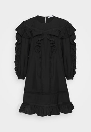 Schwarzes langärmeliges Kleid mit gerafftem Passe, Manschetten und Saum, versehen mit geflochtenen Zierstreifen und einem runden Ausschnitt mit Rückenverschluss.