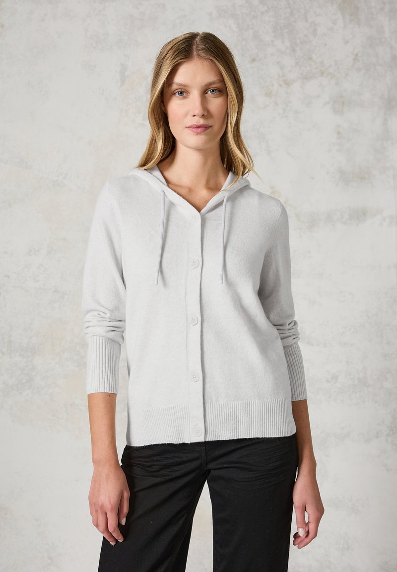 Cardigan gris clair avec capuche, doté d'une fermeture à boutons sur le devant, de poignets et d'un ourlet côtelés ; fabriqué dans un tissu doux et texturé.