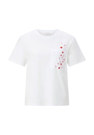 Balta īsroku T-krekls ar priekšpusē esošu kabatu, kas rotāta ar izkaisītām mazām sarkanu un rozā sirds formām augšējā labajā pusē.