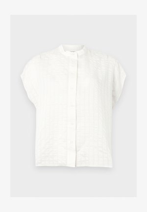 Hvid bluse med korte ærmer, tekstureret ternmønster, mandarinkrave og knaplukning foran.