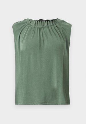 Mouwloze olijfgroene blouse met geplooide halslijn en rechte zoom, plat gelegd op een witte achtergrond.
