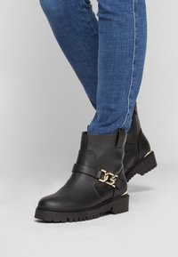 Guess Støvletter - black