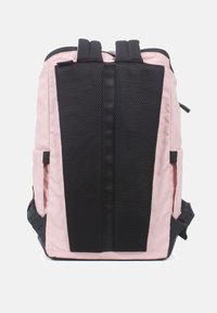 Rosa Rucksack mit schwarzem Netzrücken und Trägern. Verfügt über ein elegantes Design, verstellbare Träger und eine strukturierte Oberfläche für Komfort.