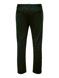 Dunkelgrüne Hose aus glattem Stoff mit einem taillierten Bund und zwei Gesäßtaschen, versehen mit Knopfverschlüssen.