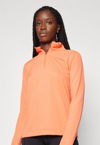 Nike Performance DRI-FIT PACER - Top dugih rukava - wild mango/reflective silver