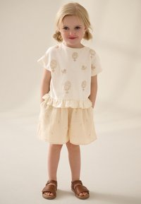 Next REGULAR FIT - SHORT SLEEVE FRILL SET - Rövidnadrágok - cream flower embroidery
