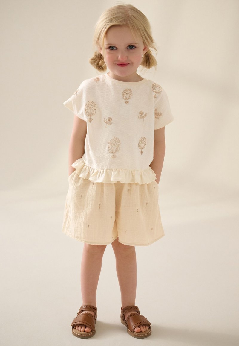 Next REGULAR FIT - SHORT SLEEVE FRILL SET - Rövidnadrágok - cream flower embroidery