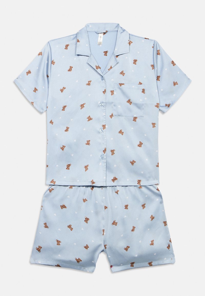 Σετ με κοντομάνικο πουκάμισο γαλάζιου χρώματος με κουμπιά και σορτς, με μικρά καφέ αρκουδάκια και λευκές καρδιές, διακοσμημένο με τσέπη στο στήθος.