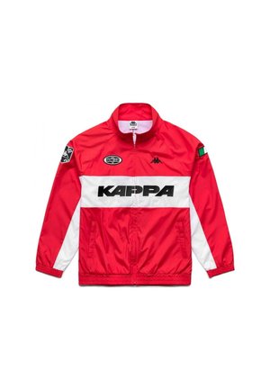 Chaqueta deportiva Kappa roja y blanca con cremallera frontal, texto negro "KAPPA", parche del club de carreras en el pecho y parche de la bandera italiana en la manga izquierda.
