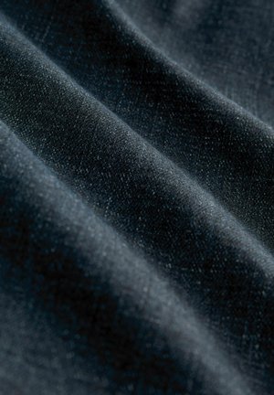 Tela de un azul oscuro con una textura suave, que muestra hilos finos y estrechamente tejidos y un ligero brillo, destacando sutiles variaciones en el color.