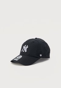 Μαύρο καπέλο μπέιζμπολ με λευκό λογότυπο New York Yankees στο μπροστινό μέρος και ετικέτα '47 brand στη γείσο και στο πλάι, παρουσιάζεται σε λευκό φόντο.