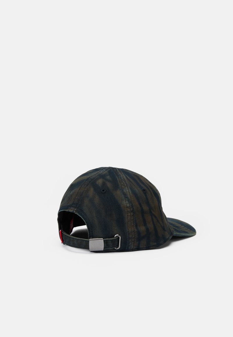 Casquette vert foncé avec un motif de rayures subtil, texture en tissu, fermeture métallique ajustable à l'arrière, visière courbée et sans logos visibles.