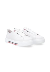 Weiße Sneaker aus synthetischem Material, mit runde Kappe, Schnürverschluss, perforierten Seiten und einer Gummisohle mit roten und schwarzen Streifen.