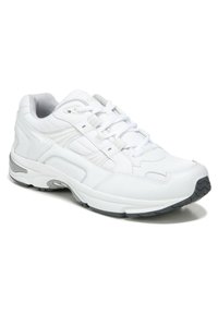 Weißer Sportschuh aus Mesh- und synthetischen Materialien, glatte Textur, runde Zehenpartie, gepolsterte Sohle und graue Akzente an der Außensohle.