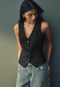 Next Vesta - black