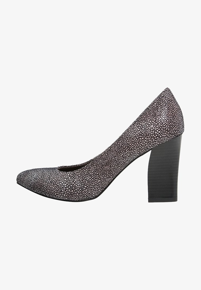Escarpin en matériau texturé gris avec un motif moucheté, bout pointu et un talon bloc solide. Détail de découpe sur le côté visible.