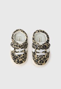 Παπούτσια για νήπια με ύφασμα σε σχέδιο λεοπάρδαλης, λευκές ρίγες και κορδόνια, με μαλακή σόλα και στρογγυλεμένο σχέδιο στα δάχτυλα.