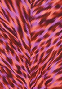 Satin-Stoff mit einer wellenförmigen Musterung in Orange-, Rot- und Violetttönen, mit einer glatten Textur und glänzender Oberfläche.
