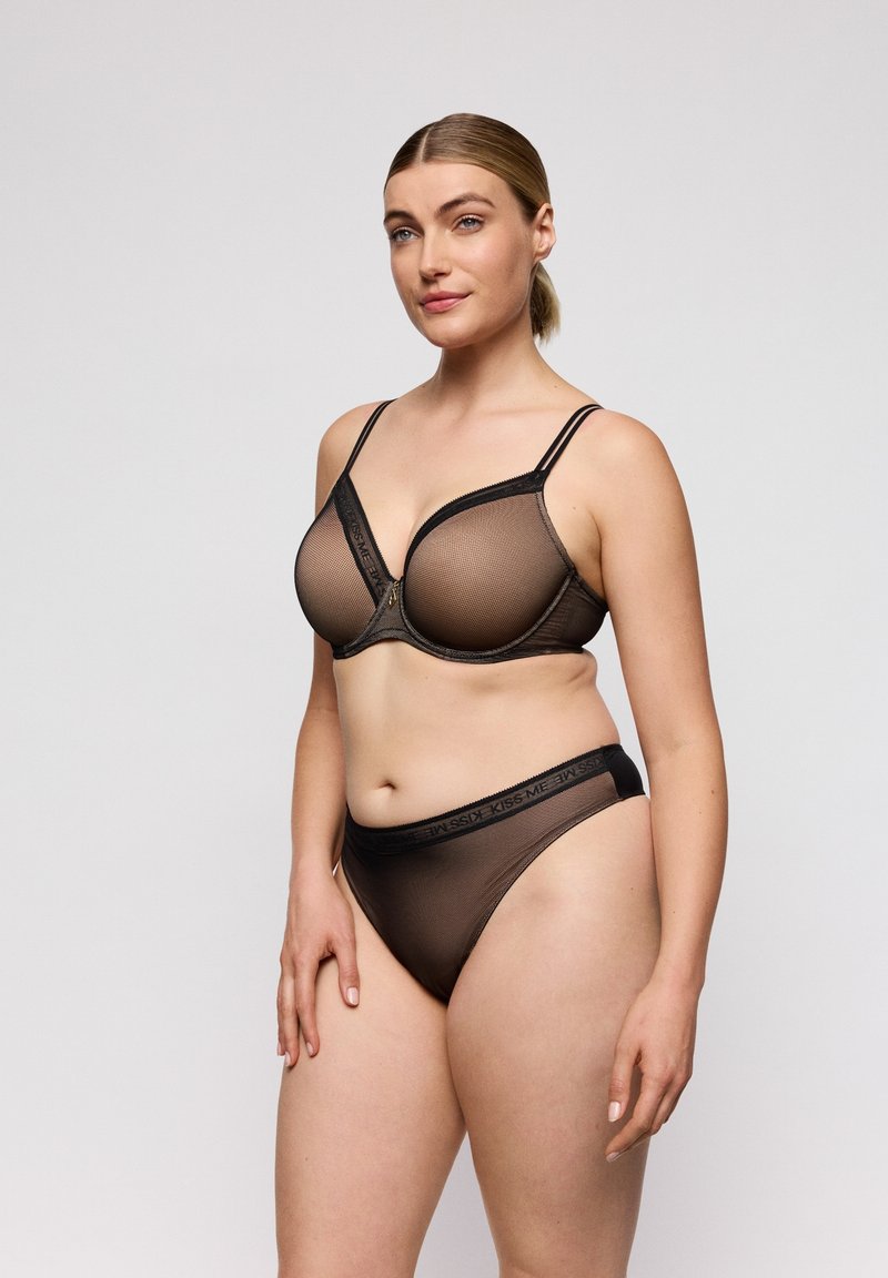 Ensemble de lingerie en maille noire comprenant un soutien-gorge à couverture complète avec bretelles réglables et un shorty taille basse assorti avec une ceinture de marque.