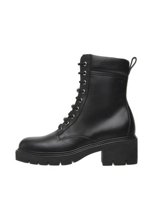 Zwarte leren enkelboot met vetersluiting aan de voorkant, zilveren oogjes, ronde neus en chunky hak. Voorzien van een trekband aan de achterkant.