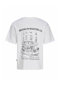Hvit T-skjorte med svart linjetegning av et kaféhjørne, tekst "Brooklyn Roasters Co." og "Strong Coffee - Stronger Opinions."