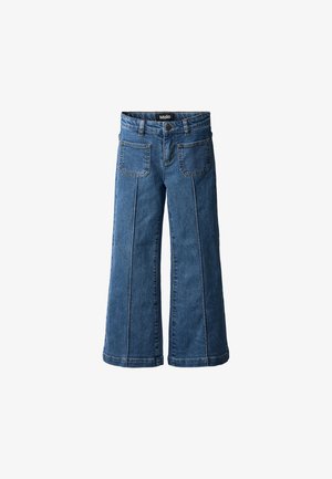 Pantaloni in denim blu a gamba larga con vita alta, cuciture evidenti e due tasche posteriori. Il tessuto ha una texture liscia. Etichetta del marchio: Molo.