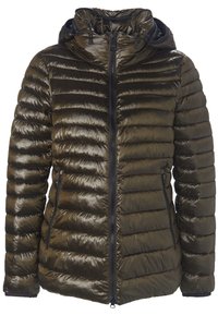 Chaqueta de plumas en verde oliva oscuro, con textura acolchada, corte ajustado y un cuello alto. Incluye una cremallera frontal y dos bolsillos laterales.