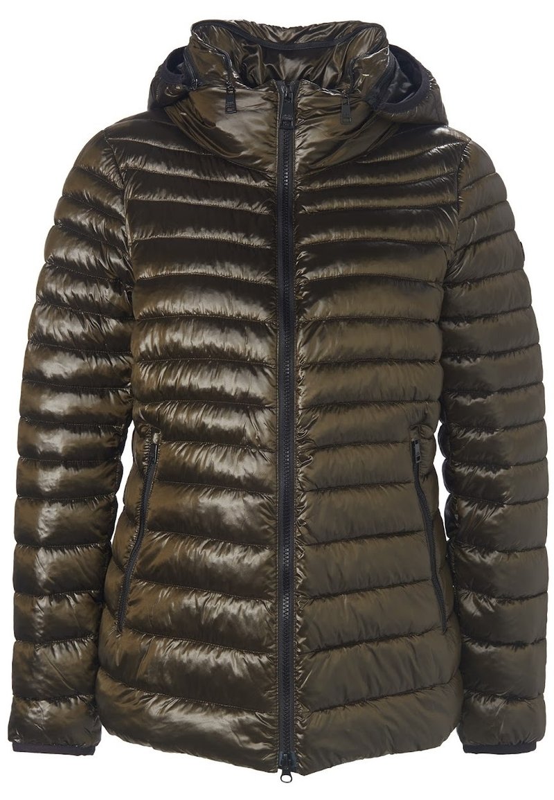 Chaqueta de plumas en verde oliva oscuro, con textura acolchada, corte ajustado y un cuello alto. Incluye una cremallera frontal y dos bolsillos laterales.